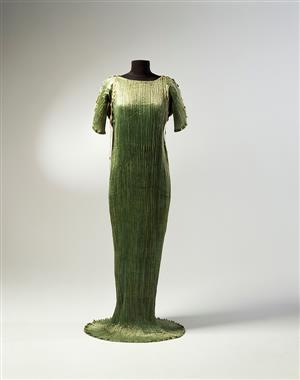1907年，西班牙设计师福迪尼打造的希腊柱形礼服——德尔斐褶皱裙。