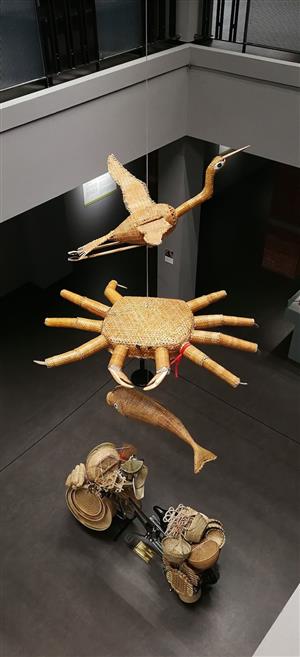 展览现场的竹器制品，鹤、蟹、鱼来自崇明竹编师傅郭志高；下为马根发的流动竹器摊